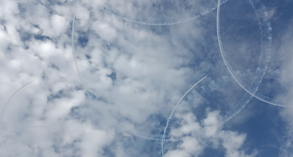 ブルーインパルス旋回飛行後の飛行機雲